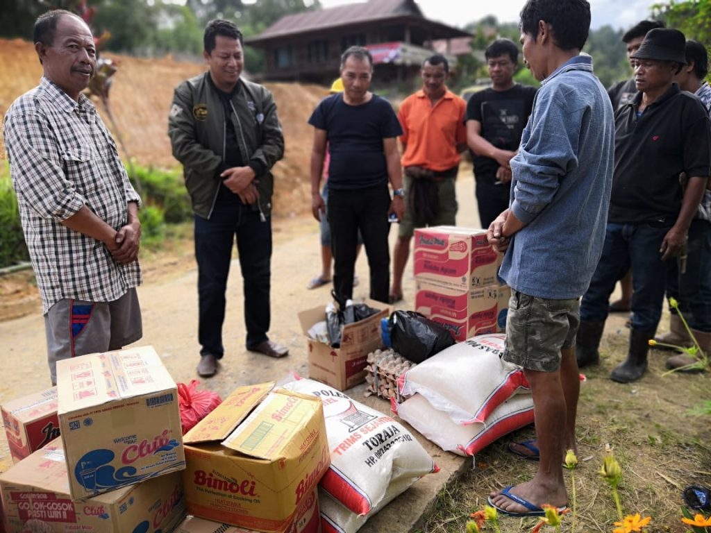 Andi Sudirman Bantu Keluarga Korban Kebakaran di Tana Toraja