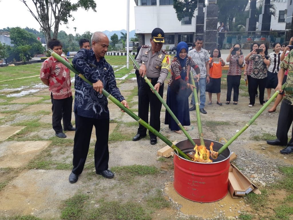 Dukcapil Tana Toraja Musnahkan Puluhan Ribu e-KTP Rusak