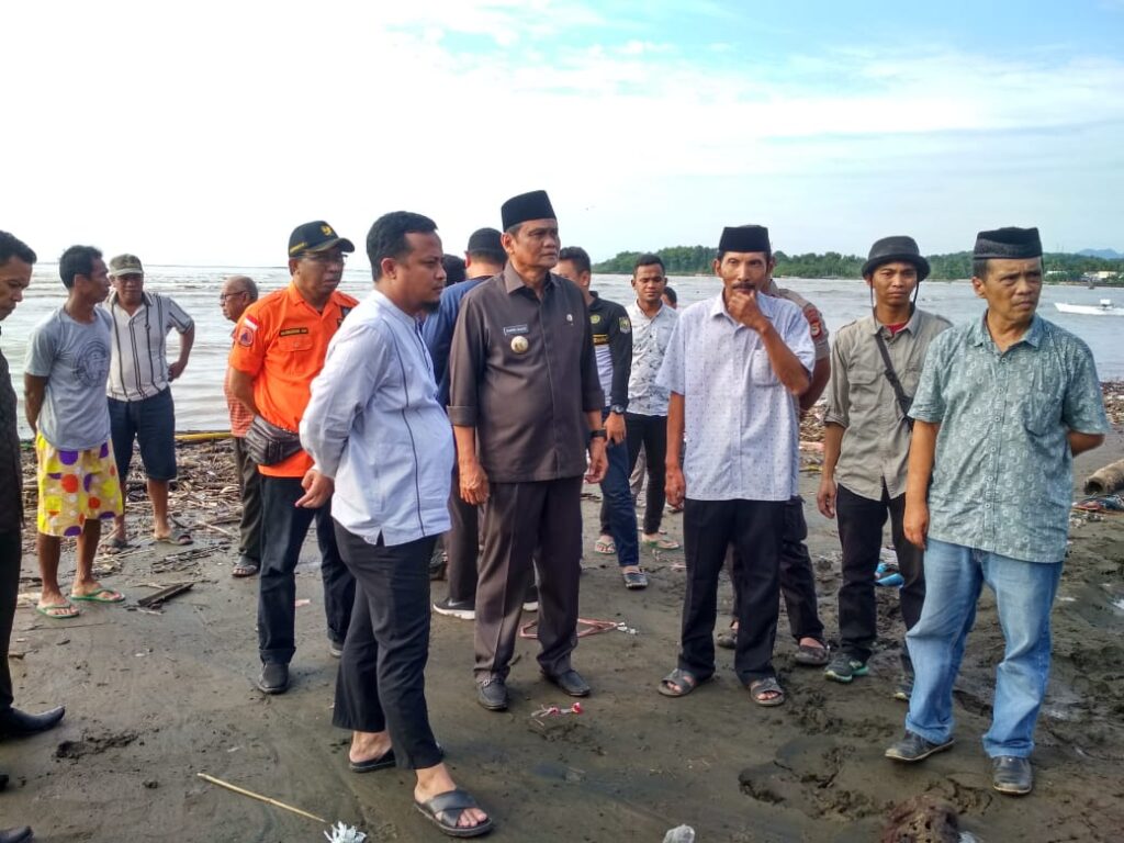 Andi Sudirman Tinjau Lokasi Banjir di Barru