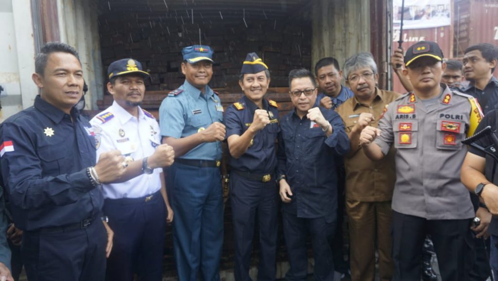 Lantamal VI dan Tim Gabungan Amankan Kayu Illegal Senilai 16.5 M