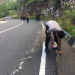 Polisi Bersih – Bersih Objek Wisata Religi Burake