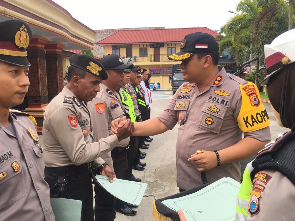 Kapolres Tana Toraja Beri Reward Kepada Anggota yang Berprestasi