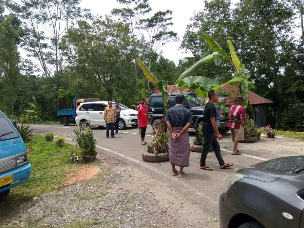 Merasa Diabaikan, Warga Blokir Poros Panga’ – Ba’tan