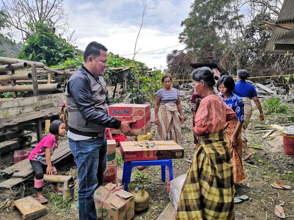 Awali Tahun 2019, Wagub Bantu Korban Kebakaran di Tana Toraja