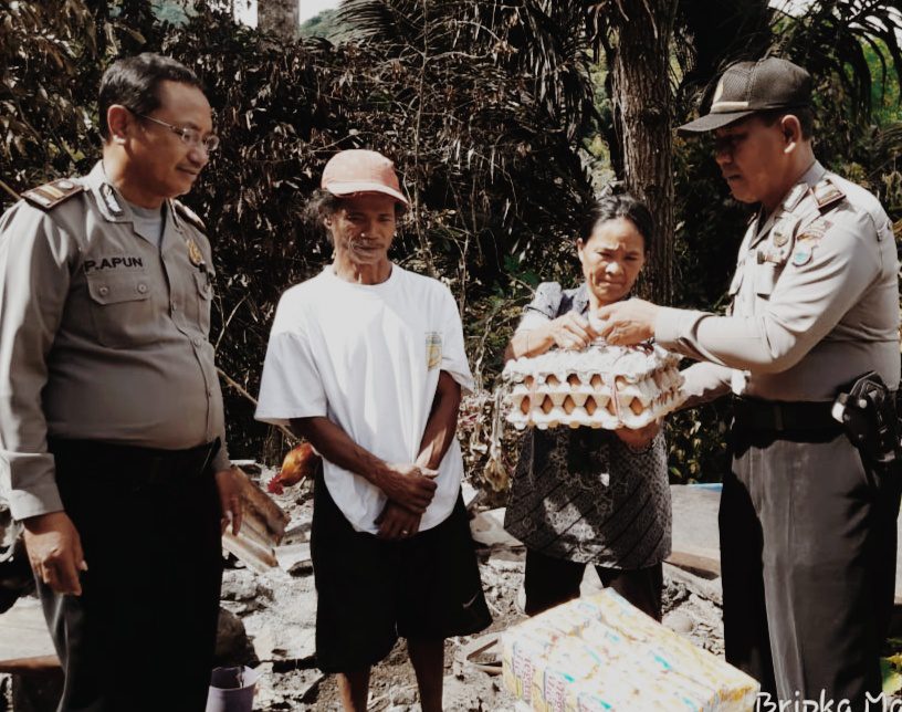 Polsek Makale Bantu Korban Kebakaran di Sandabilik