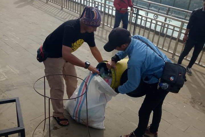 Komunitas Stupid Traveler Pungut Sampah di Objek Wisata Religi Buntu Burake