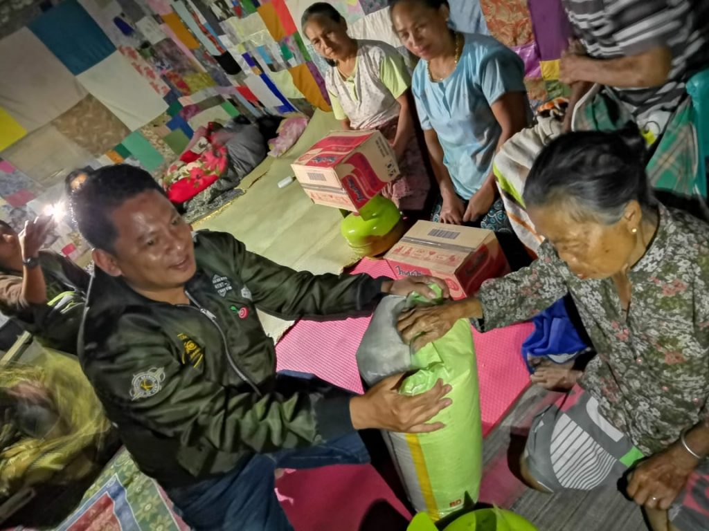 Wagub Berikan Bantuan Kepada Korban Kebakaran di Toraja Utara