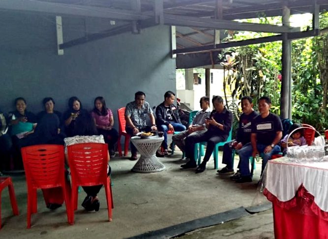 Anggota dan Staf KPU Toraja Utara Melayat Kerumah Duka Almarhum Luther Pongre’kun