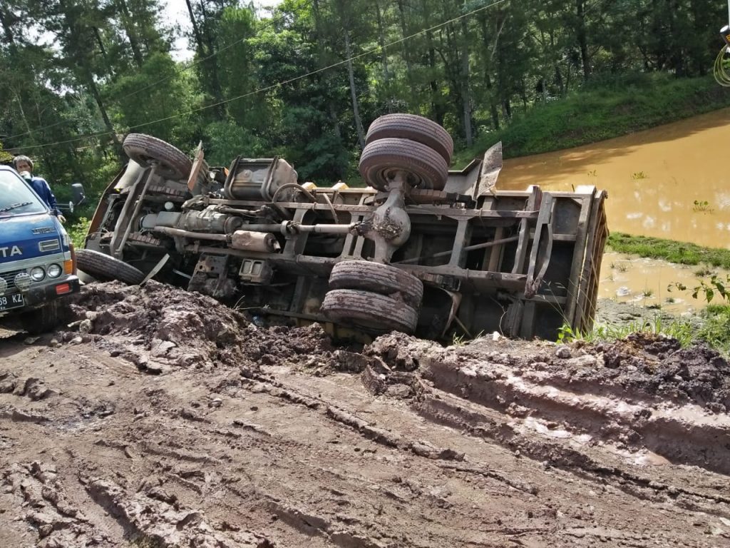 Mobil Truk Bermuatan Material Pembangunan BBK Terbalik Di Mengkendek