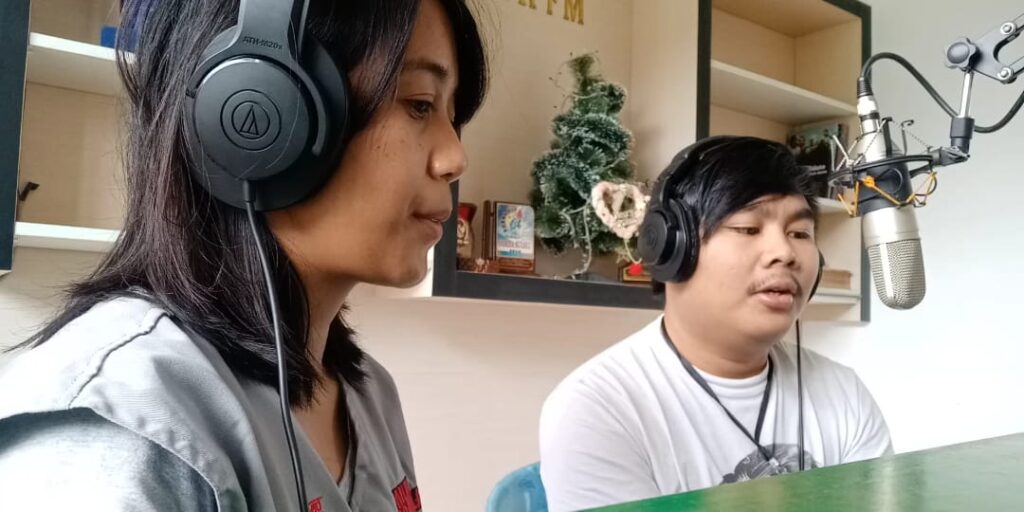 Kreatif, Relawan Demokrasi KPU Tana Toraja Sosialisasi di Radio