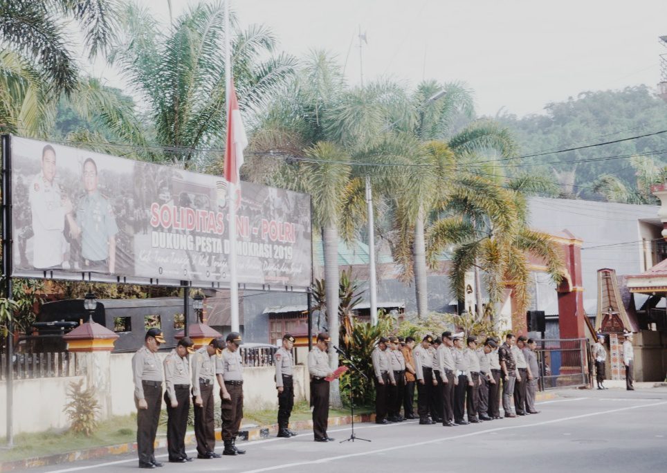 Menghormati Wafatnya Mantan Kapolri Jenderal Pol Prof. Awaloedin, Polres Tana Toraja Kibarkan Bendera Setengah Tiang
