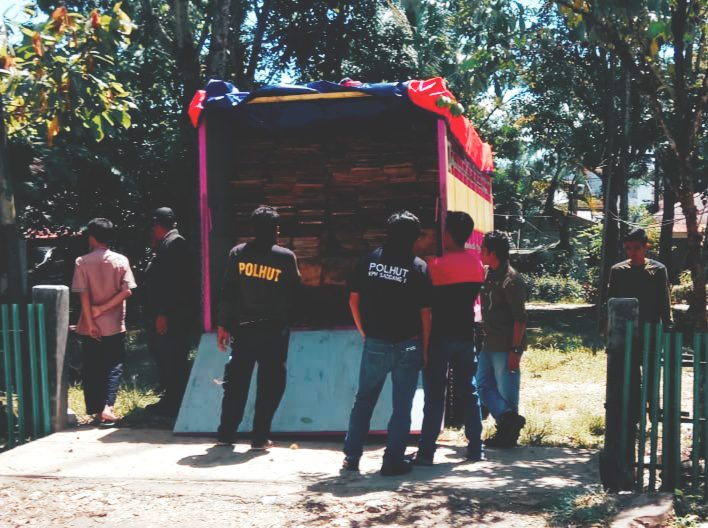 Oknum Gakum LHK di Toraja Utara Diduga Bebaskan 1 Truk Kayu Ilegal 2 Oknum Gakum LHK di Toraja Utara Diduga Bebaskan 1 Truk Kayu Ilegal