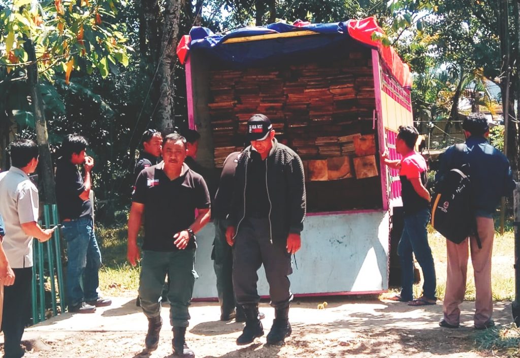 Oknum Gakum LHK di Toraja Utara Diduga Bebaskan 1 Truk Kayu Ilegal 1 Oknum Gakum LHK di Toraja Utara Diduga Bebaskan 1 Truk Kayu Ilegal