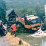 Hilang Kendali Sebuah Tronton Seruduk Minibus, Dua Sepeda Motor Ikut Tertabrak