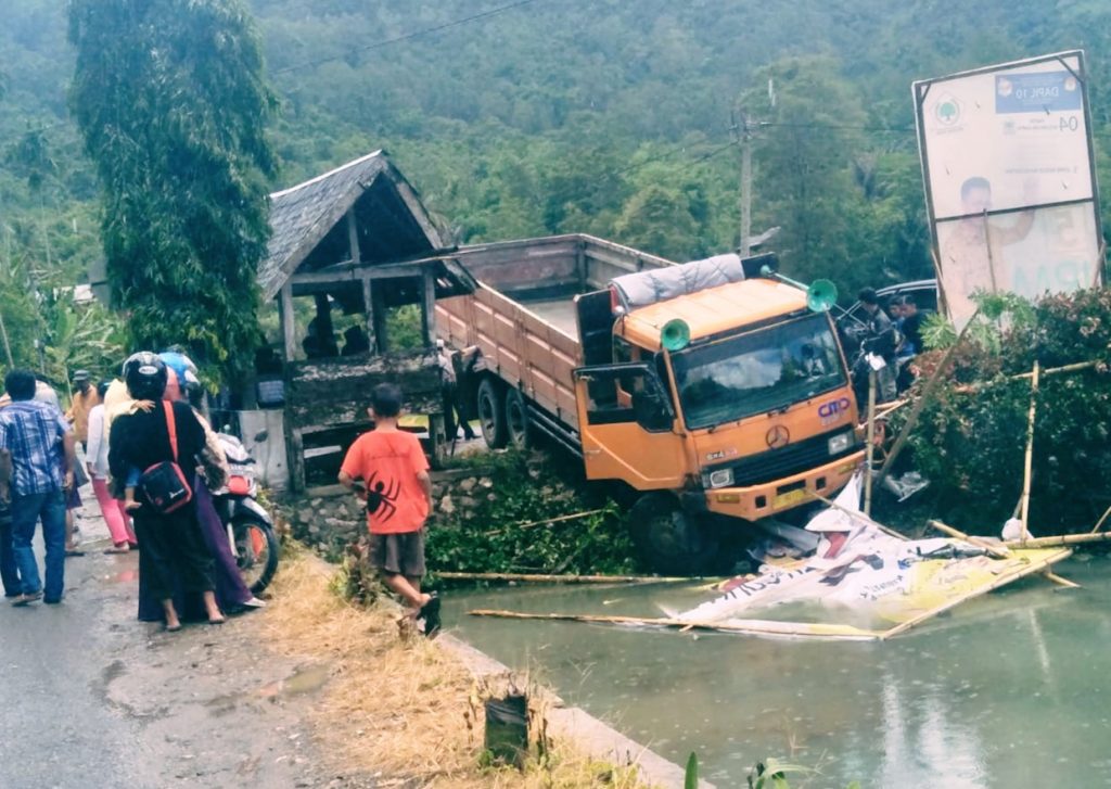 Hilang Kendali Sebuah Tronton Seruduk Minibus, Dua Sepeda Motor Ikut Tertabrak