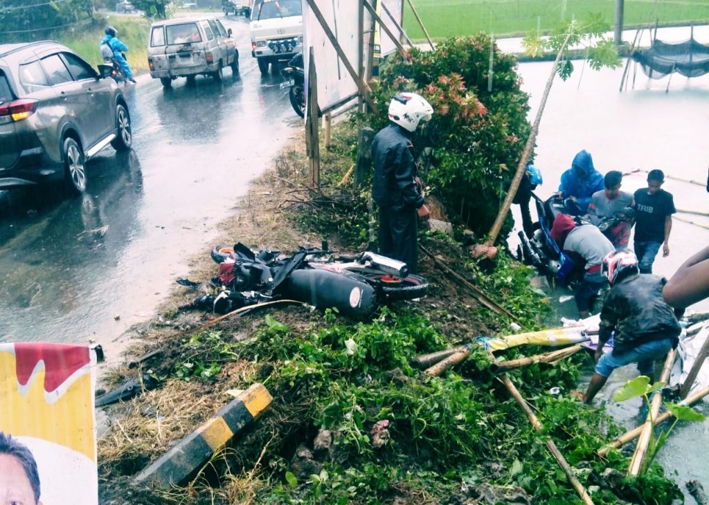 Hilang Kendali Sebuah Tronton Seruduk Minibus, Dua Sepeda Motor Ikut Tertabrak 2 Hilang Kendali Sebuah Tronton Seruduk Minibus, Dua Sepeda Motor Ikut Tertabrak