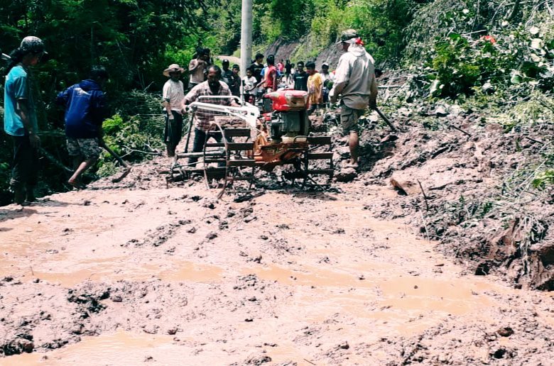 Gunakan Hand Tracktor Untuk Tanggulangi Tanah Longsor, BPBD : Terimakasih Warga Bokin