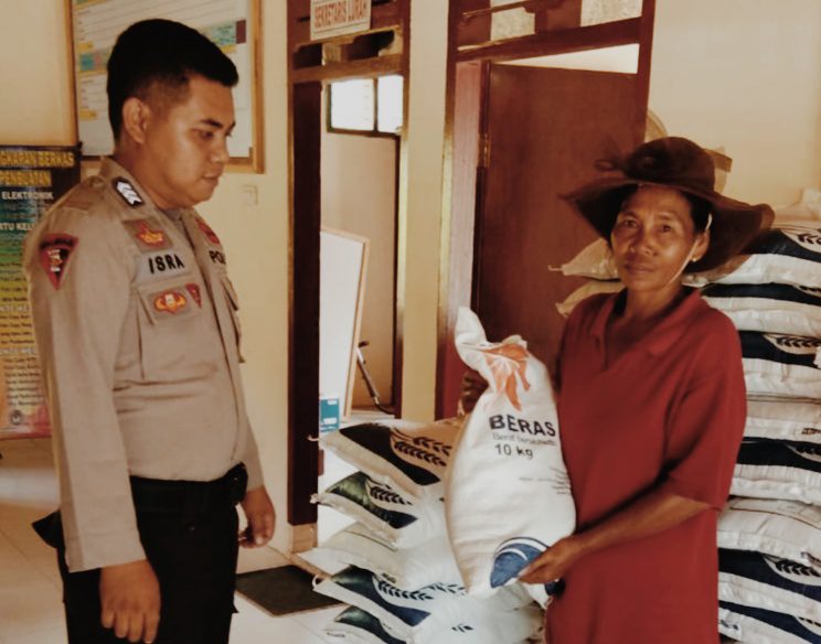 Polisi Kawal Penyaluran Bansos di Toraja Utara