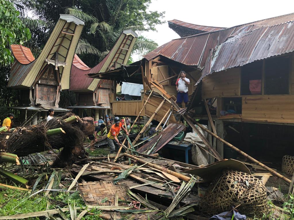 Sebuah Pohon Tumbang Menimpa Rumah Warga di Tarongko