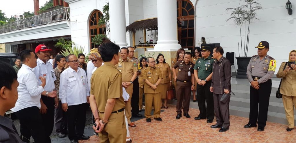 Tiba Di Makale Mentan Disambut Bupati dan Forkopimda Tana Toraja 2 Tiba Di Makale Mentan Disambut Bupati dan Forkopimda Tana Toraja