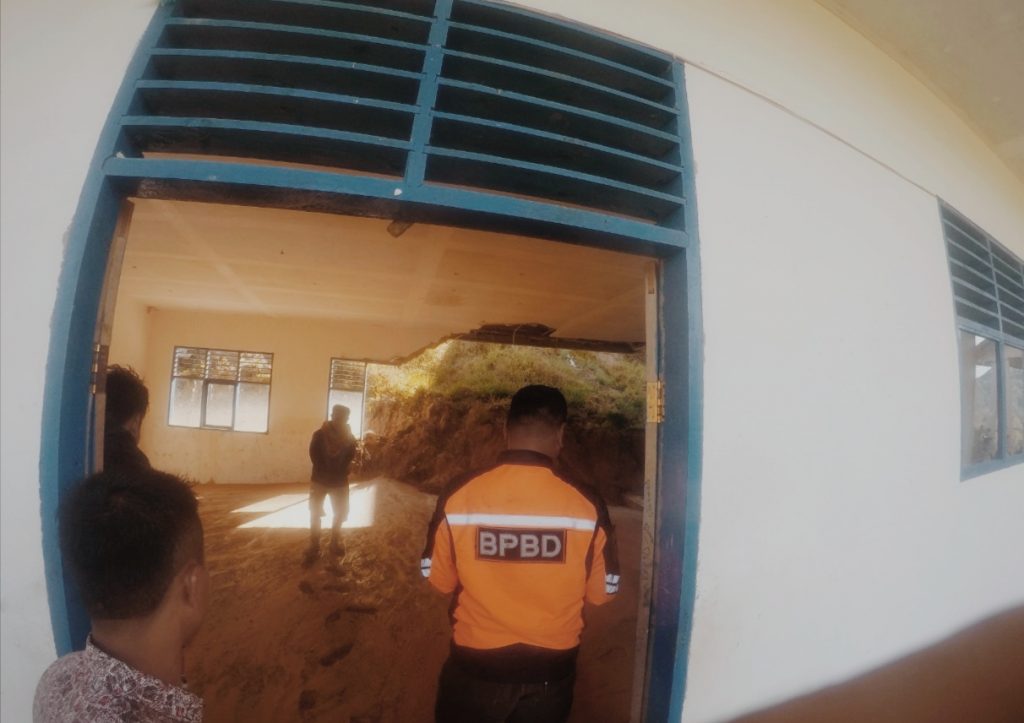 Tanah Longsor di Mappak, Ancam Gedung Sekolah 2 Tanah Longsor di Mappak, Ancam Gedung Sekolah