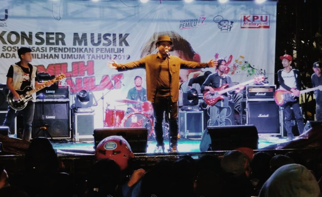 Penampilan Fadly Pukau Masyarakat Toraja Utara di Konser Musik KPU