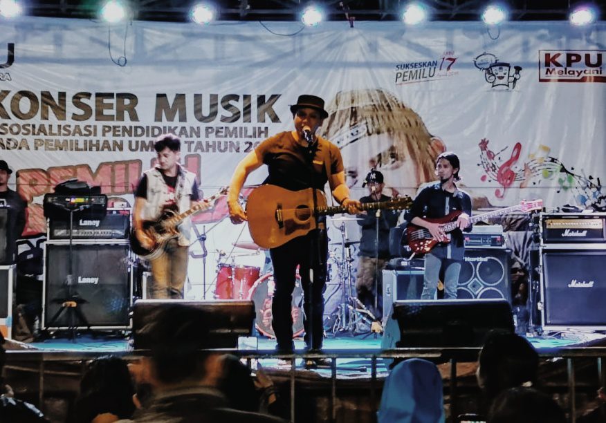 Penampilan Fadly Pukau Masyarakat Toraja Utara di Konser Musik KPU