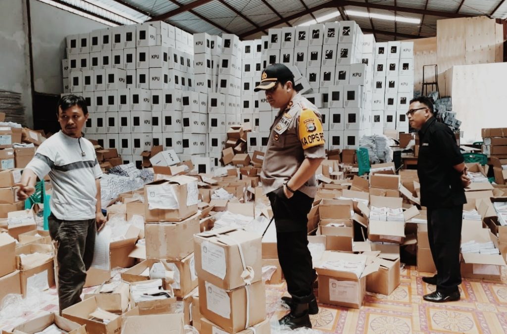 Pastikan Logistik Pemilu Aman, Kapolres Tinjau Gudang KPU Tana Toraja