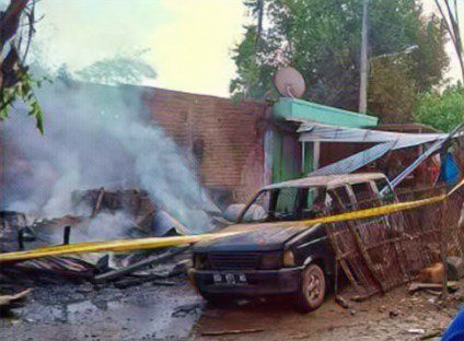 Akibat Tikam Seorang Ibu dan Anaknya, Rumah Pelaku Dibakar Warga