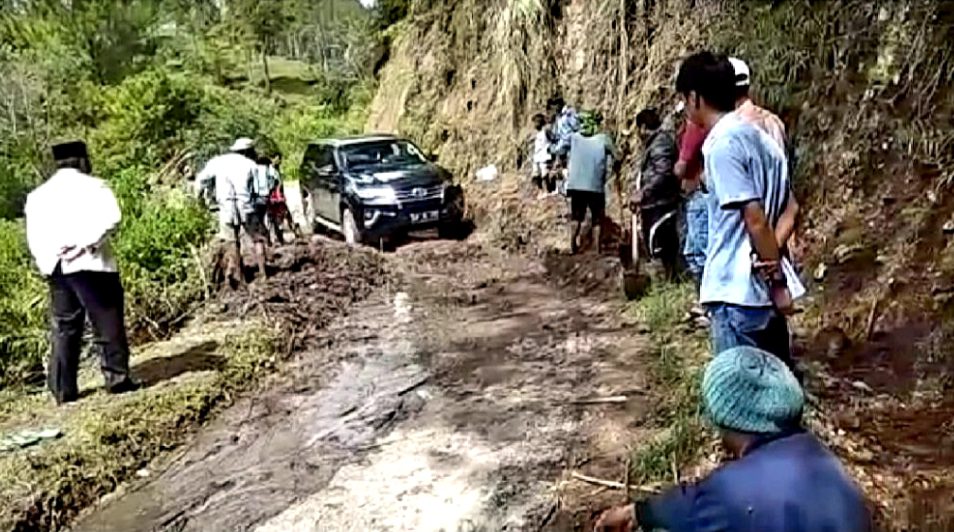 Terjebak Longsor Mobil Ketua DPRD Tana Toraja Tertahan