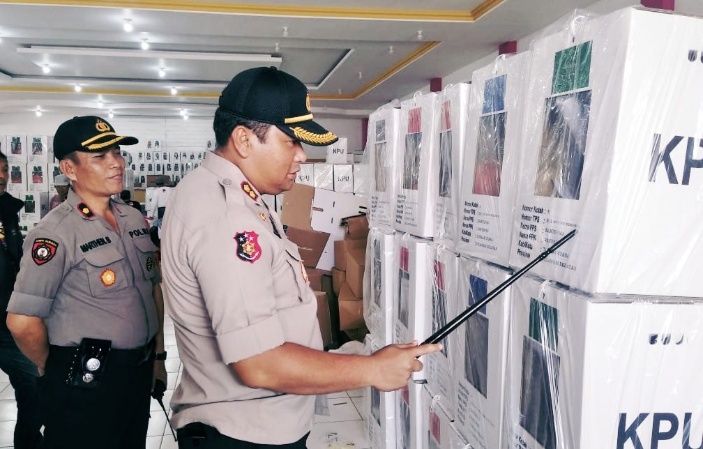Kapolres Tana Toraja Mengecek Gudang Logistik KPU Toraja Utara