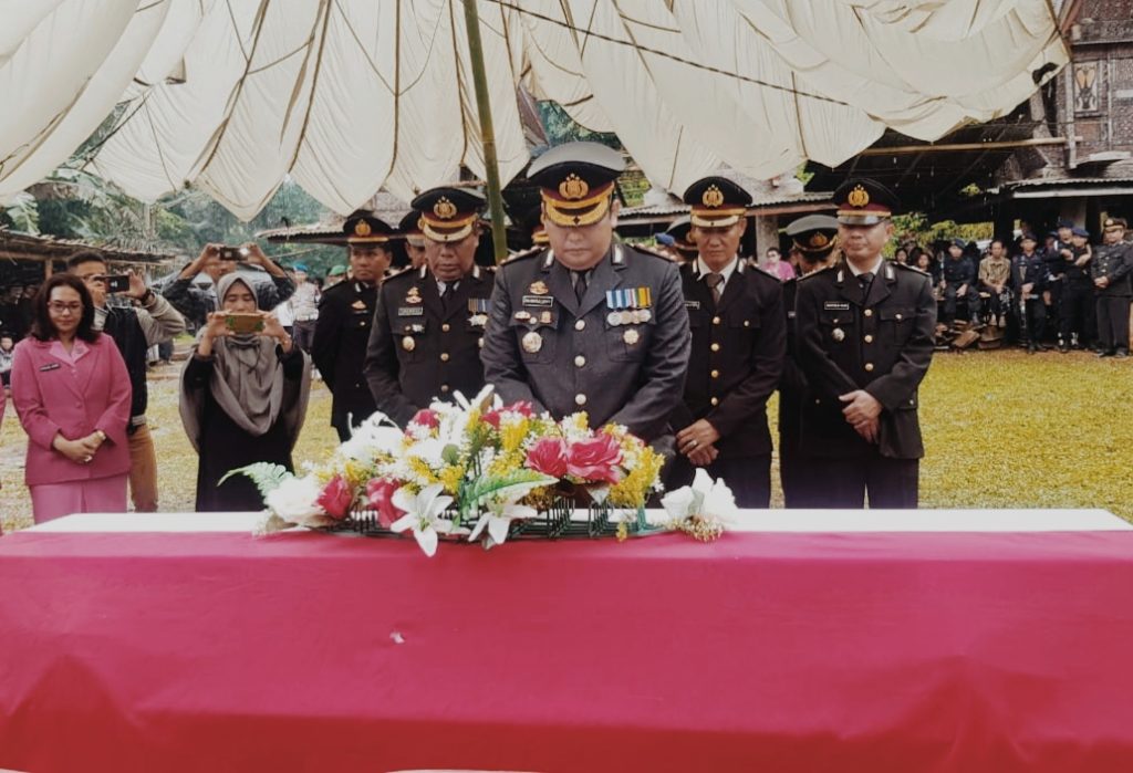Kapolres Tana Toraja Pimpin Pemakaman Almarhum Paulus Kenden