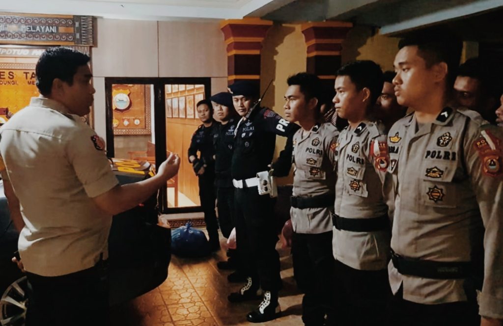 Banjir di Enrekang, Kapolres Tana Toraja Turunkan Tim Kemanusian 1 Banjir di Enrekang, Kapolres Tana Toraja Turunkan Tim Kemanusian