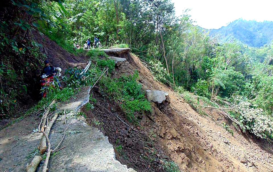 Jalan Poros Masuppu Sandangan Amblas 2 Jalan Poros Masuppu Sandangan Amblas
