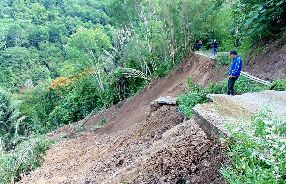 Jalan Poros Masuppu Sandangan Amblas