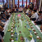 Berbuka Gunakan Daun Pisang, Kapolres Wujudkan Kebersamaan dan Kesederhaan Bersama Anggota