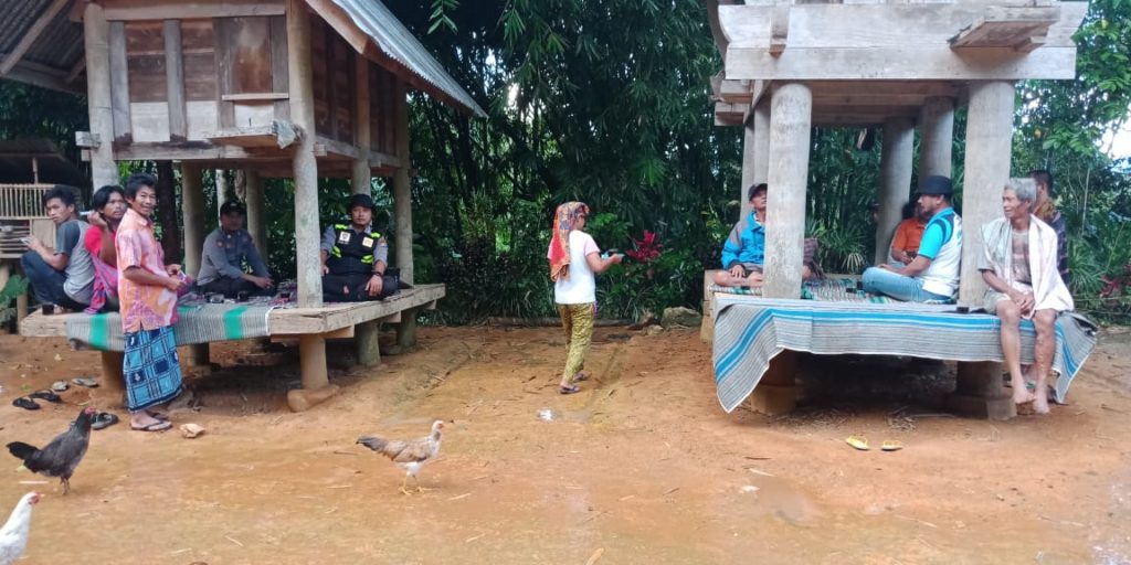Bhabinkamtibmas Mediasi Penyelesaian Kasus Penganiayaan di Sesean