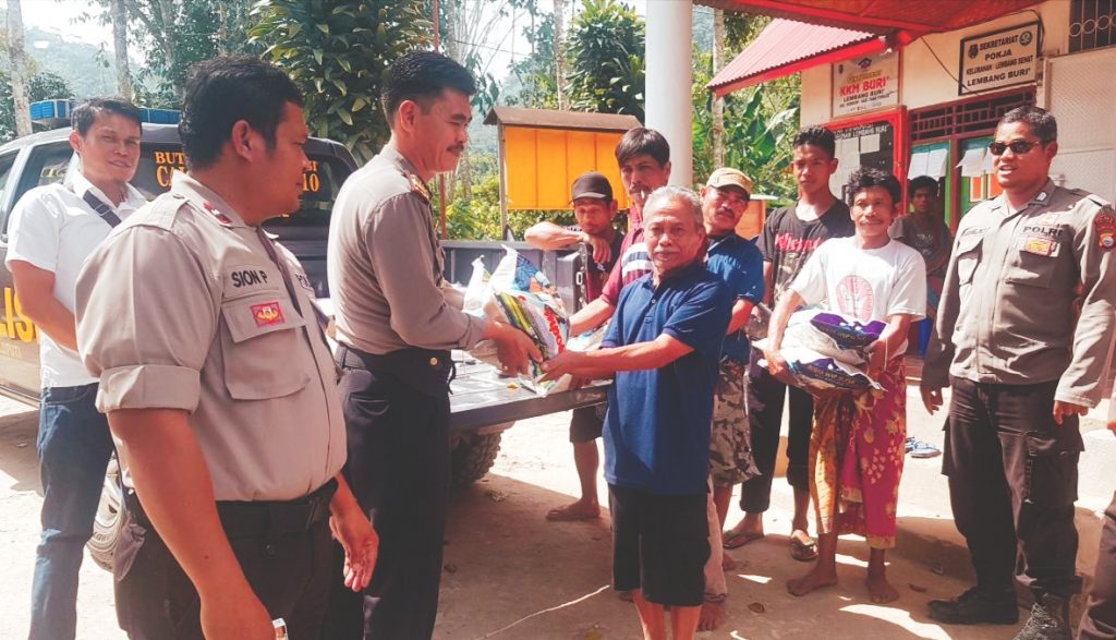 Peduli Dengan Pengungsi, Polisi Turun Berikan Bantuan