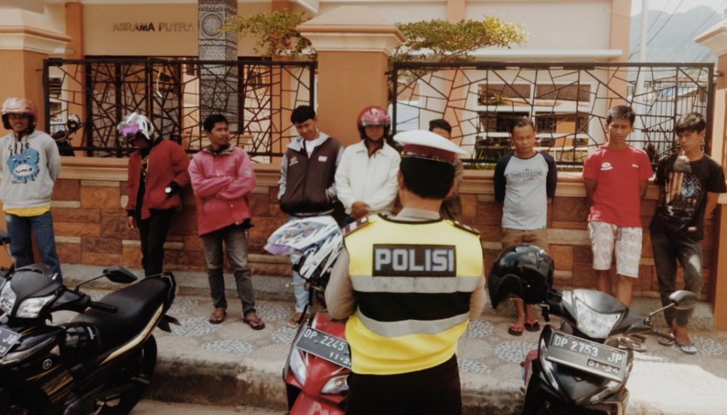 Polisi Sambangi Pangkalan Ojek, Sosialisasi  Keselamatan Berlalu Lintas