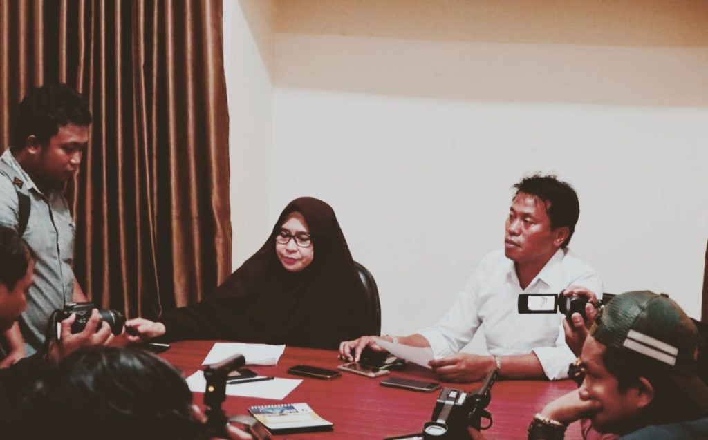 Pendukung Prabowo Demo di Bawaslu Sulsel, Minta Capres 01 di Diskualifikasi 3 Pendukung Prabowo Demo di Bawaslu Sulsel, Minta Capres 01 di Diskualifikasi