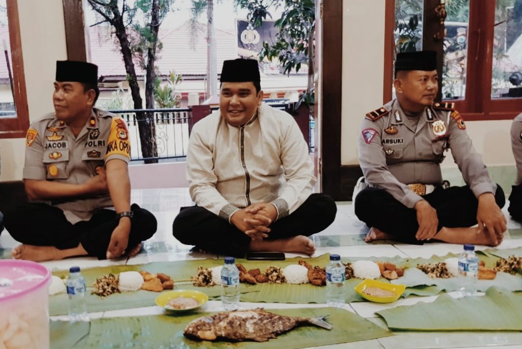 Berbuka Gunakan Daun Pisang, Kapolres Wujudkan Kebersamaan dan Kesederhaan Bersama Anggota
