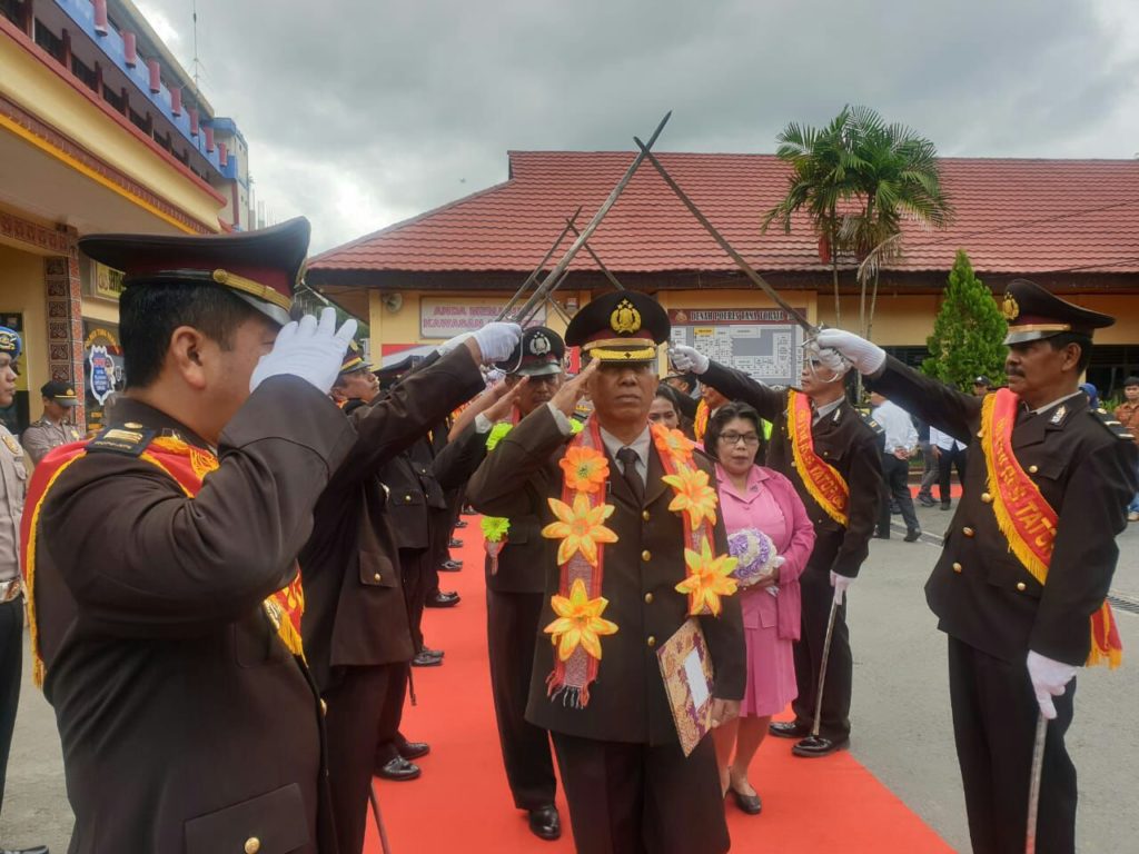 Gerbang Pedang Pora Mengiringi Pelepasan Personel Purna Bhakti Polres Tana Toraja