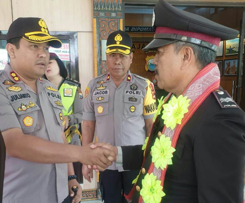 Gerbang Pedang Pora Mengiringi Pelepasan Personel Purna Bhakti Polres Tana Toraja