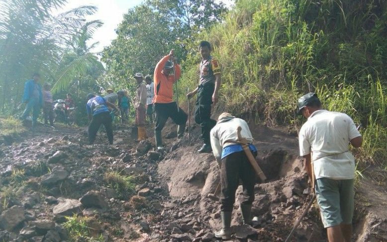Peduli Warga Binaan, Bhabinkamtibmas Ikut Kerja Bakti 2 Peduli Warga Binaan, Bhabinkamtibmas Ikut Kerja Bakti