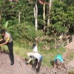Peduli Warga Binaan, Bhabinkamtibmas Ikut Kerja Bakti