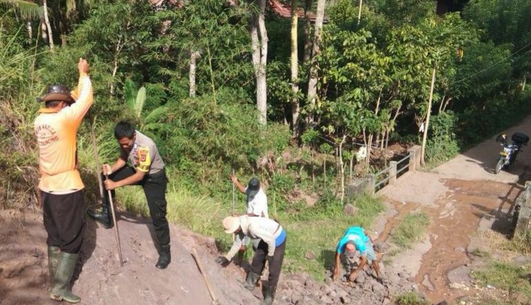 Peduli Warga Binaan, Bhabinkamtibmas Ikut Kerja Bakti