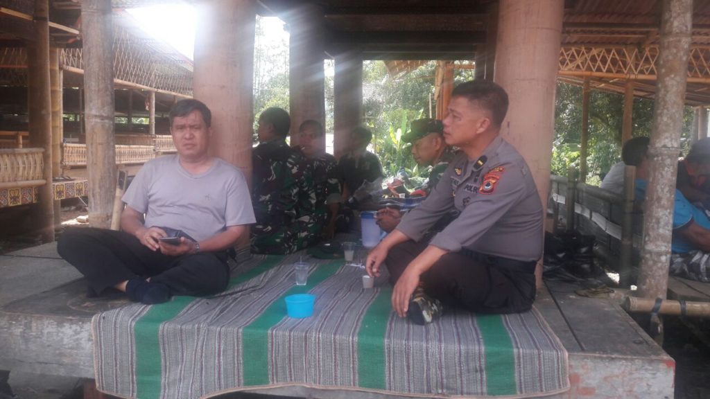 Polsek Sesean Bantu Warga dalam Pembuatan Pondok untuk Persiapan Pesta Adat Rambu Solo