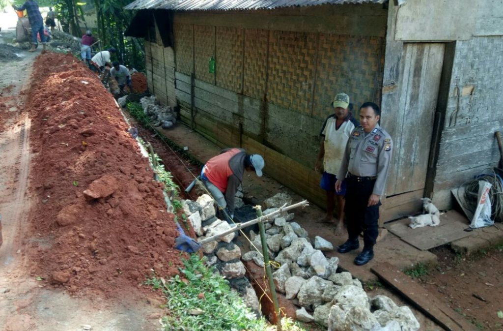 Bersama Warga, Bhabinkamtibmas Awasi Pembuatan Talut Lembang Saloso Toraja Utara