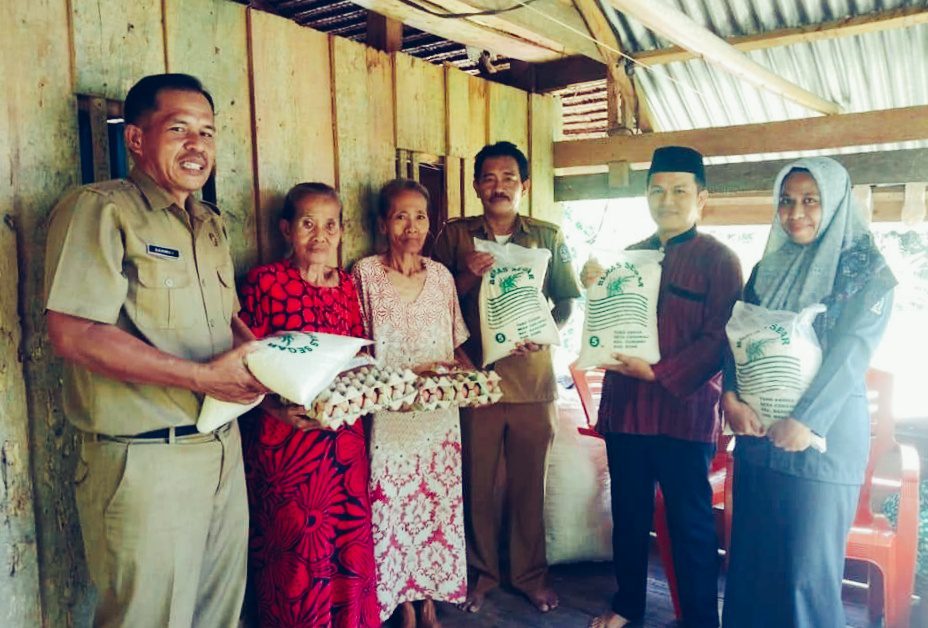 Peduli Sesama, Camat Barebbo Bantu Warga Kurang Mampu 2 Peduli Sesama, Camat Barebbo Bantu Warga Kurang Mampu