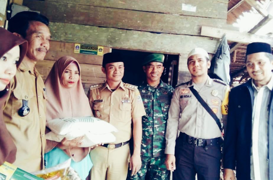 Peduli Sesama, Camat Barebbo Bantu Warga Kurang Mampu